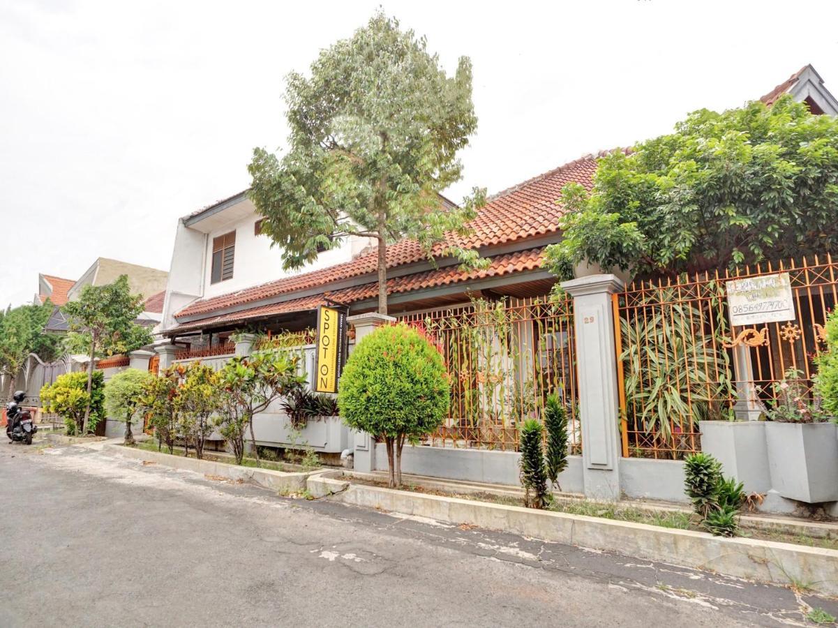 Oyo Life 90539 Taman Borobudur Guest House Syariah Blimbing  Екстер'єр фото