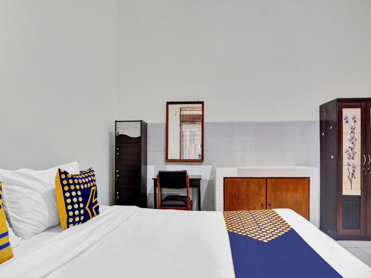 Oyo Life 90539 Taman Borobudur Guest House Syariah Blimbing  Екстер'єр фото